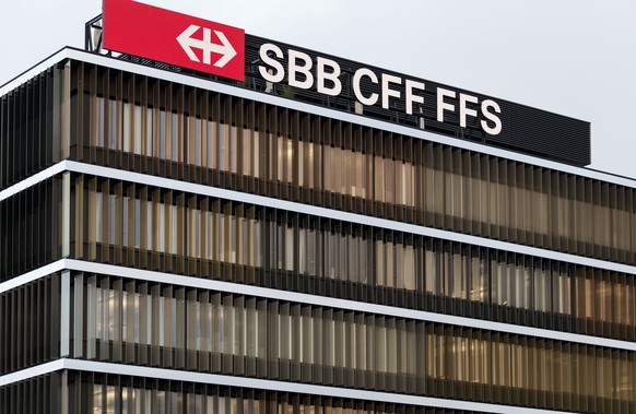 ZUR BILANZMEDIENKONFERENZ DER SBB, AM DONNERSTAG, 26. MAERZ 2015, STELLEN WIR IHNEN FOLGENDES ARCHIVBILD ZUR VERFUEGUNG - Das Logo der SBB am neuen Hauptsitz (von Architekten Lussi und Halter) aufgeno ...