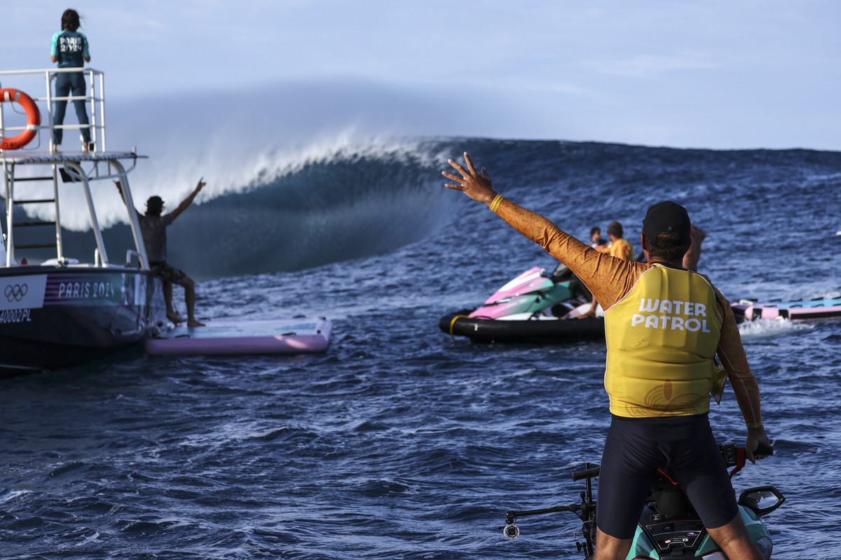 epa11507866 Water Patrol officer secures the area during the Men round 3 of the Surfing competitions in the Paris 2024 Olympic Games, in Teahupo'o, Tahiti, 29 July 2024. EPA/FAZRY ISMAIL