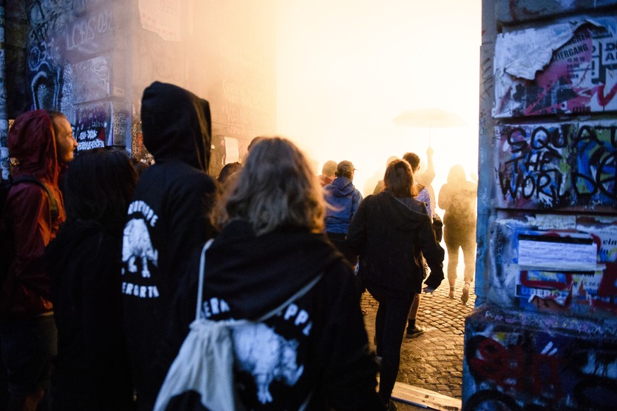 JAHRESRUECKBLICK 2016 - AUGUST - Besucher betreten die Reitschule, fotografiert anlaesslich der Wiedereroeffnung der Reitschule am 4. August 2016 in Bern. (KEYSTONE/Manuel Lopez)