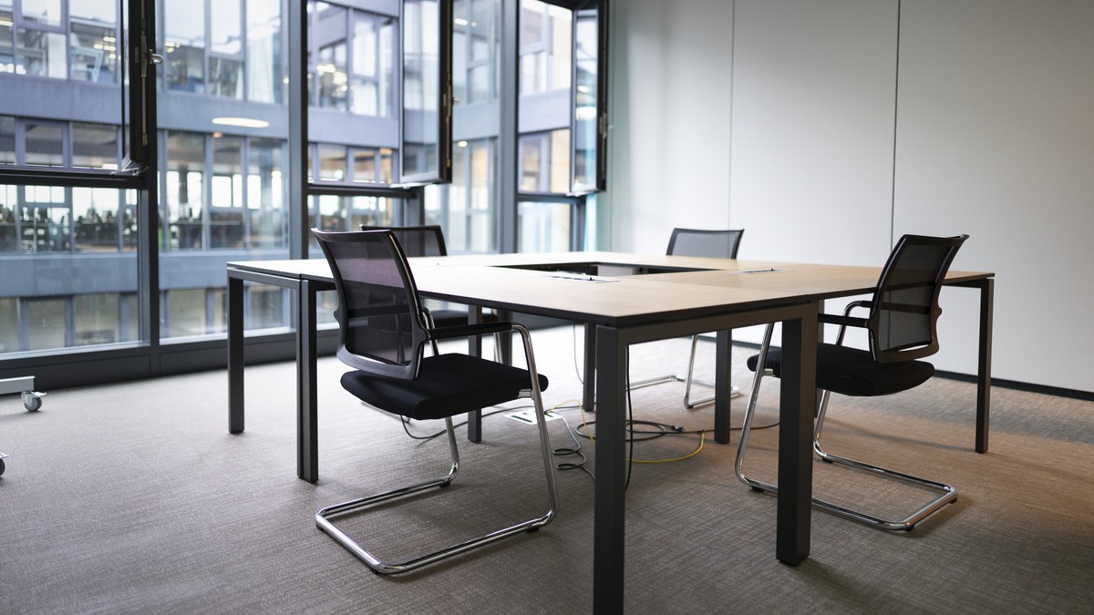 Eine Frau arbeitet am Abreitsplatz im Buero am Laptop, ihre Schutzmaske liegt auf dem Tisch, fotografiert am Donnerstag, 14. Januar 2021, in Zuerich. Per Verordnung des Bundesrates vom 13. Januar 2021 ...