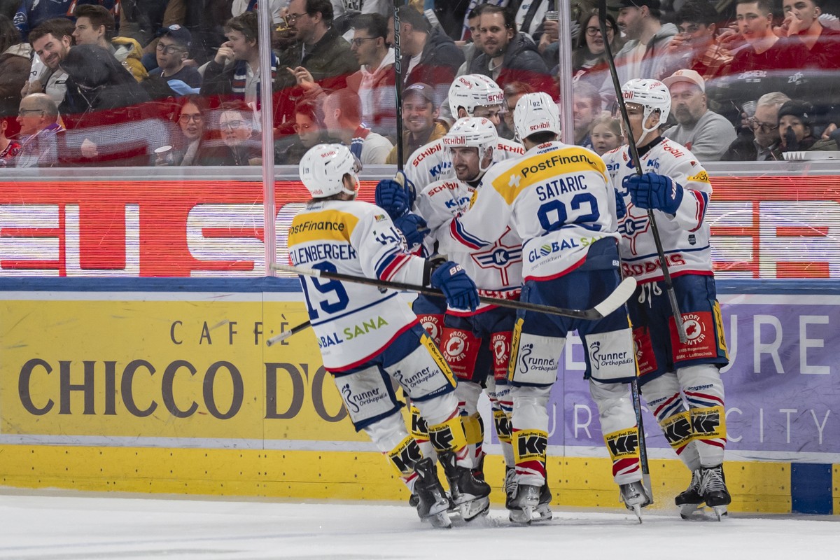Steve Kellenberger (EHCK), Reto Schaeppi (EHCK), Harrison Luc Schreiber (EHCK) und Rajan Sataric (EHCK), von links, bejubeln den Treffer zum 1:1 im fuenften Playoff Viertelfinalspiel der Eishockey Nat ...