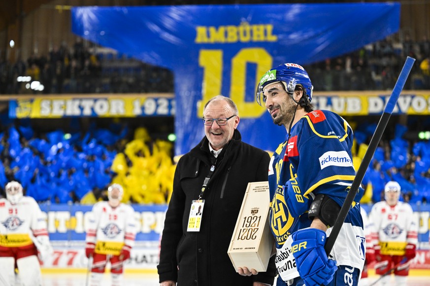 Davos&#039; Andres Ambuehl wird von Funktioniaer Paul Schnider fuer sein 1004. Spiel fuer den HCD geehrt, beim Eishockey Spiel der National League zwischen dem HC Davos und den SCRJ Lakers, am Freitag ...