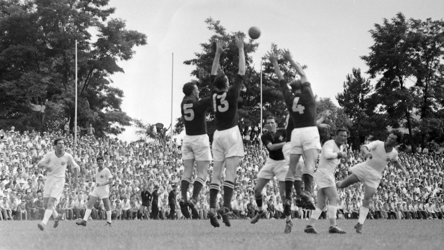 Angriff auf das Schweizer Tor beim Finalspiel um den dritten Platz Schweiz-Oesterreich vom 15. Juni 1952 im Hardturm-Stadion Zuerich bei der Feldhandball-Weltmeisterschaft. Die Schweiz gewinnt das Spi ...