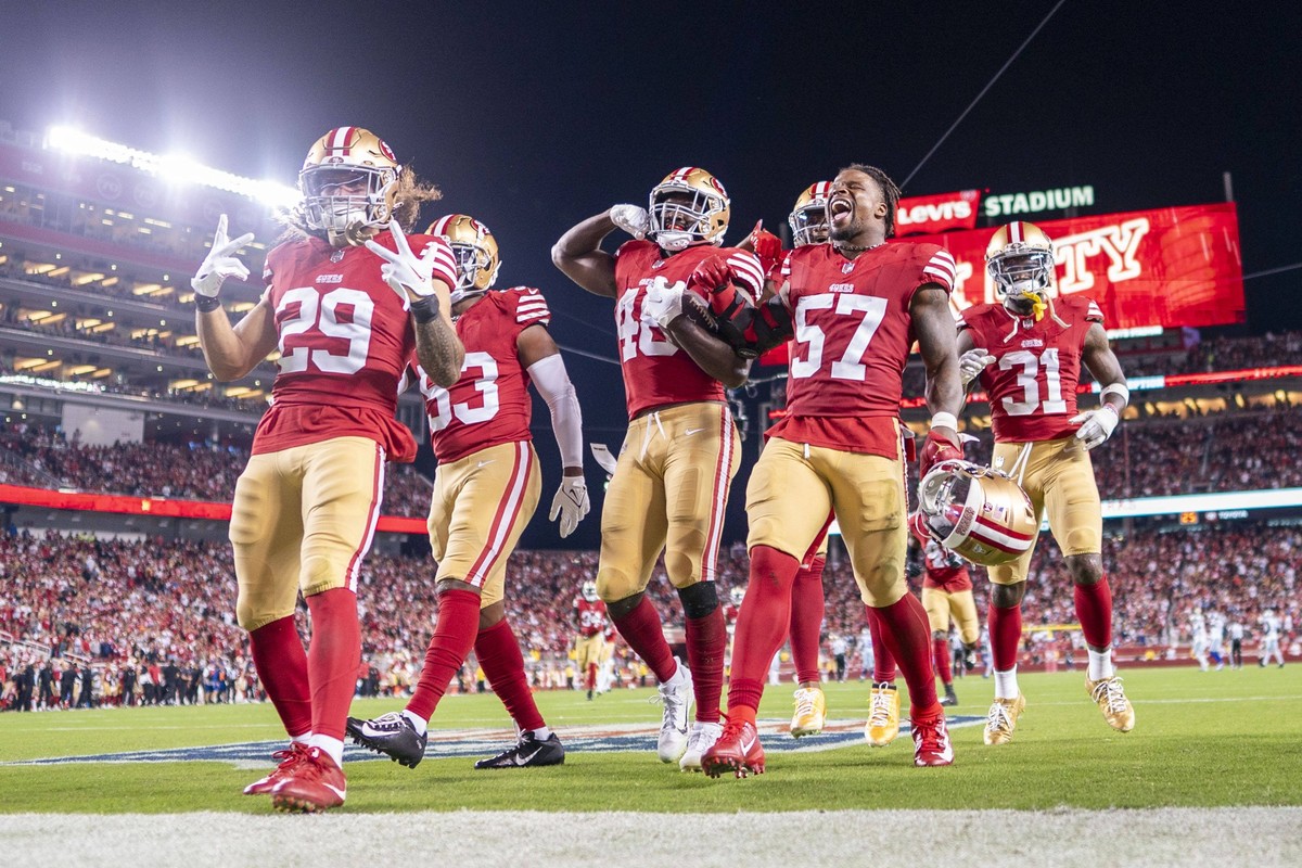 NFL, American Football Herren, USA Dallas Cowboys at San Francisco 49ers October 8, 2023 Santa Clara, California, USA San Francisco 49ers linebacker Oren Burks 48 celebrates with teammates after inter ...