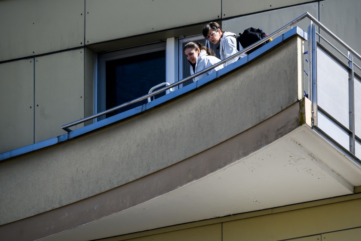 Deux policieres de la police scientifique inspectent les lieux du drame depuis le balcon de l'immeuble le jeudi 24 mars 2022 a Montreux. Quatre personnes ont ete retrouvees mortes jeudi matin au  ...