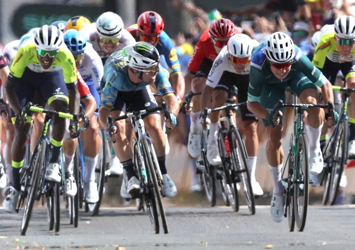 epa10732559 Eritrean rider Biniam Girmay (L) of team Intermarche-Circus-Wanty, British rider Mark Cavendish (C) of Astana Qazaqstan Team and Belgian rider Jasper Philipsen (R) of team Alpecin-Deceunin ...