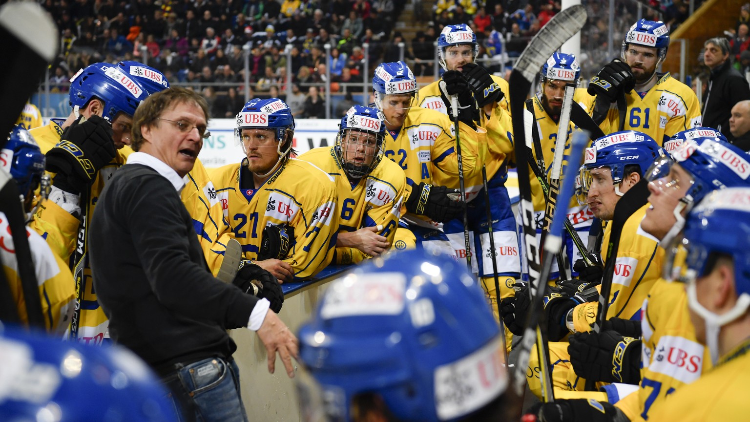 ARCHIVBILD ZUM RUECKTRITT VON DAVOS-TRAINER ARNO DEL CURTO --- Davos&#039; head coach Arno del Curto talks to his team during time out during the game between Team Suisse and HC Davos at the 91th Spen ...