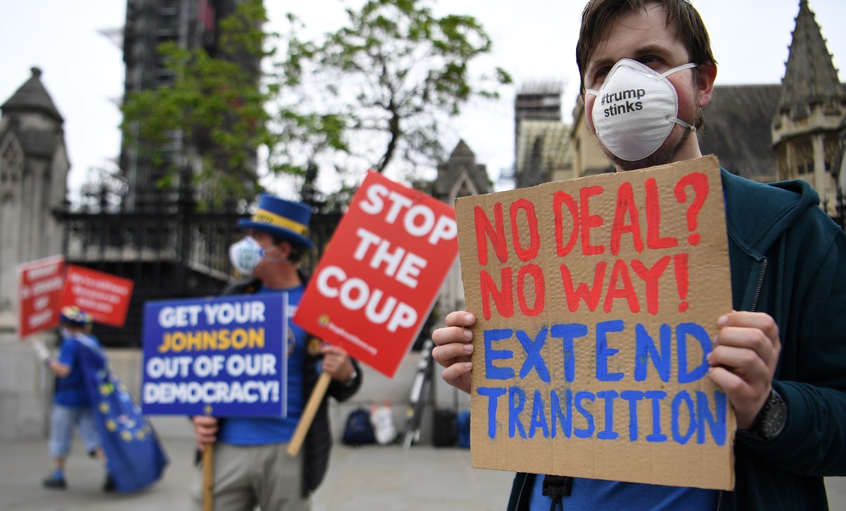 epa08462561 Anti Brexit protesters demonstrate outside parliament in London, Britain, 03 June 2020. Bank of England Governor Andrew Bailey has urged UK banks to step up 'no deal' Brexit plan ...