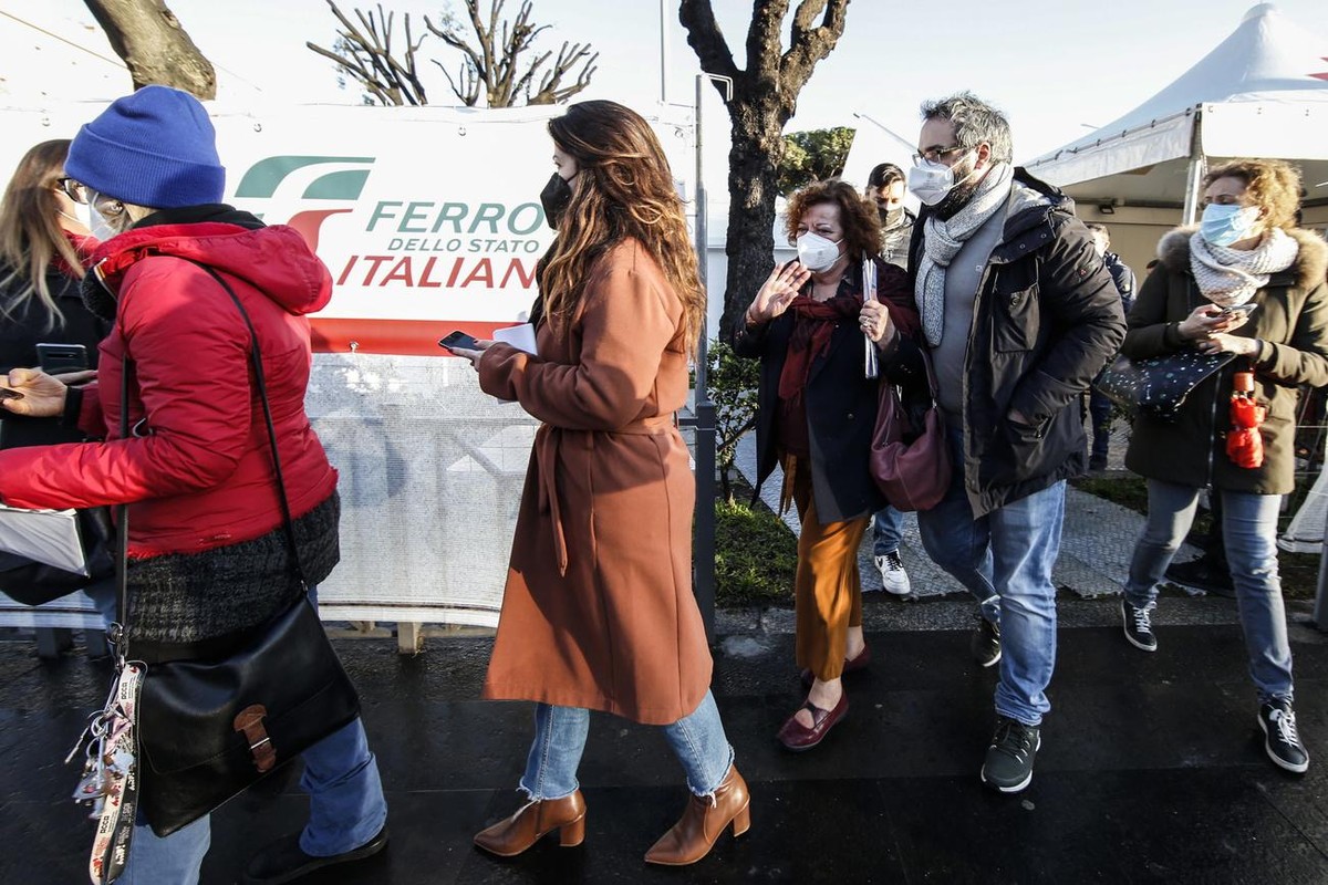 epa09076910 People who were waiting to be vaccinated against Covid-19 at the Termini Railway Station vaccination center are asked to leave after Italian drugs agency AIFA suspended the use of the Astr ...