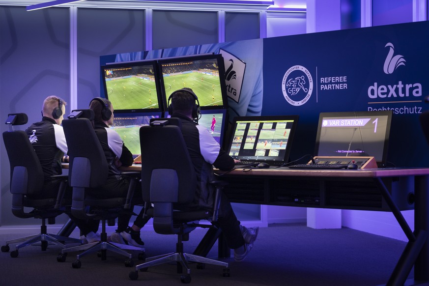 Videoschiedsrichterin (Mitte) mit dem Operator rechts und dem Assistent Schiedsrichter links verifizierten Spielsituationen eines Fussball Meisterschaftsspiels der Super League im Video Operation Room ...