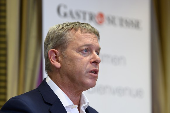 Casimir Platzer, Praesident GastroSuisse, spricht waehrend einem Point de Presse zu den neuen Massnahmen, die der Bundesrat heute beschlossen hat, am Freitag, 11. Dezember 2020 im Bellevue Palace in B ...