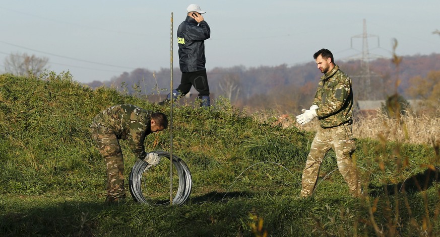 Slowenische Soldaten beginnen bei der Ortschaft Veliki&nbsp;Obrez mit dem Bau des Grenzzauns.&nbsp;