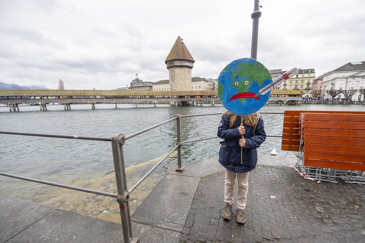 Students protest during a 'Youth For Climate' strike urging pupils to skip classes to protest a lack of climate awareness in Lucerne, Switzerland, 15 march 2019. (KEYSTONE/Urs Flueeler) Mehr ...