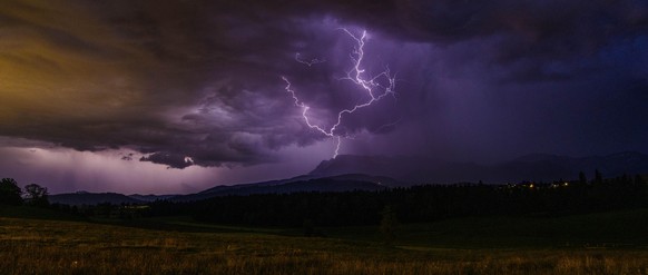 tel: 076 313 00 80
email: info@emanuelniederhauser.ch
Mächtiges Gewitter über dem Pilatus

Von: Emanuel Niederhauser
unwetter schweiz symbolbild blitz donner lightning 

darf verwendet werden, datum 9 ...