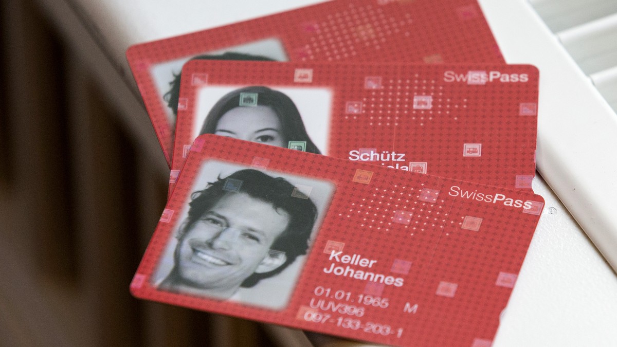 ZUR MELDUNG, DASS „SWISSPASS“-KUNDEN AUF AUTOMATISCHE VERLAENGERUNG VERZICHTEN KOENNEN, STELLEN WIR IHNEN AM DONNERSTAG, 23. APRIL 2015, FOLGENDES ARCHIVBILD ZUR VERFUEGUNG - Der SwissPass ist zu sehe ...