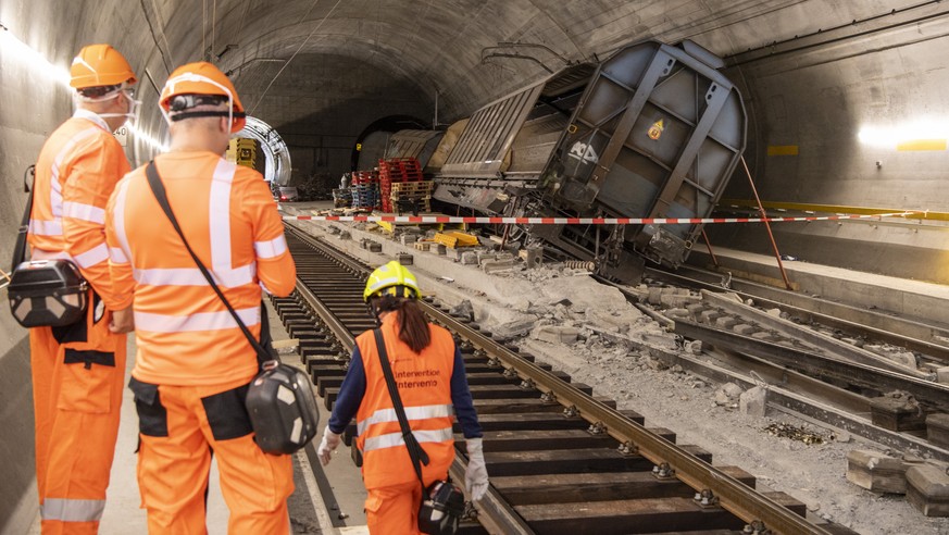 Verunglueckte Gueterwagons stehen am Unfallort im Gotthard Basistunnel bei Faido anlaesslich einer Medienfuehrung an der Unfallstelle am Mittwoch, 6. September 2023 in Faido im Kanton Tessin. (KEYSTON ...