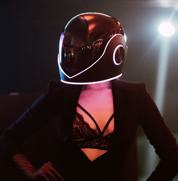 Dom Pregingon Helm / Crans Montana Kellnerin