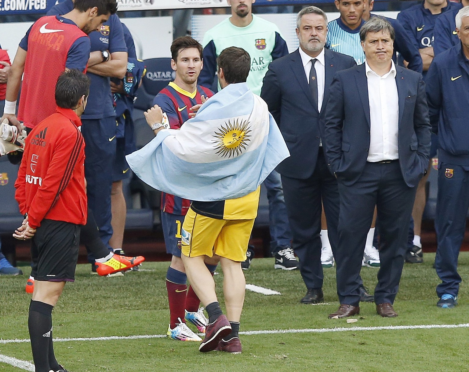 Ja, also, wir wussten es doch. Messi ist ein fairer Verlierer: Hier gratuliert er Landsmann Insua zum Titel.