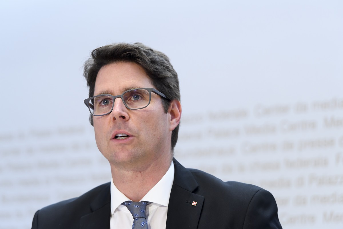 Nationalrat Lars Guggisberg, SVP-BE, spricht waehrend einer SVP Medienkonferenz ueber das Thema "Die Schweiz braucht jetzt die Rueckkehr zur bewaehrten buergerlichen Finanzpolitik", am Freit ...