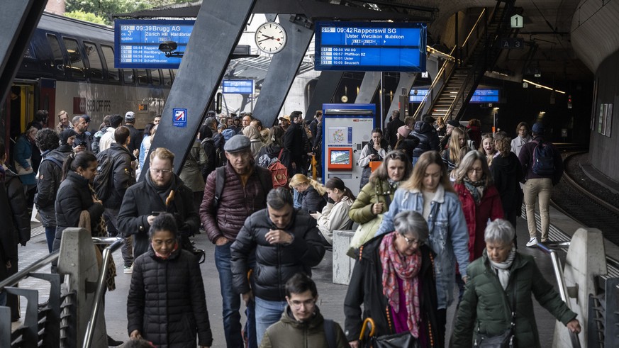 Menschen bewegen sich auf dem Bahnhof, aufgenommen anlaesslich einer Medienkonferenz zum Ausbau des Bahnhofes Stadelhofen im Rahmen des &quot;Ausbauschrittes STEP 2035&quot;, am Donnerstag, 20. April  ...