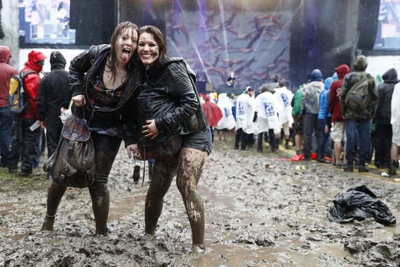 epa05352061 Rock fans enjoy the bad weather at the Greenfield Openair, in Interlaken, Switzerland, 08 June 2016. The openair music event runs from 08 to 11 June. EPA/PETER KLAUNZER