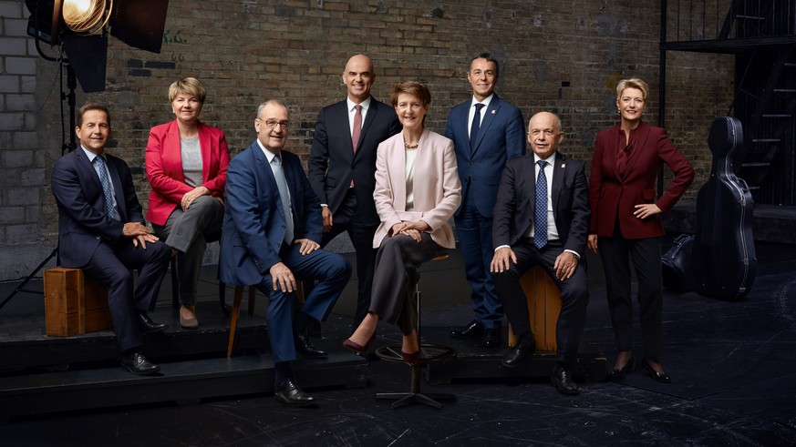 HANDOUT - Das offizielle Bundesratsfoto 2020 mit Bundeskanzler Walter Thurnherr und den Bundesraeten Viola Amherd, Guy Parmelin, Alain Berset, Simonetta Sommaruga, Ignazio Cassis, Ueli Maurer und Kari ...