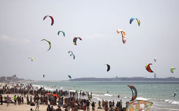 epa04377731 Dozens of people look at the &#039;kiters&#039; during a Guinness World Records official attempt in Tarifa, in the Spanish southern province of Cadiz, 31 August 2014. Some 300 &#039;riders ...