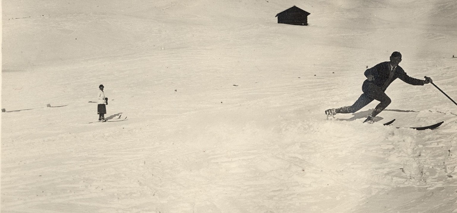 Im Gegensatz zu ihren männlichen Pendants, die oft als Skilehrer arbeiteten, standen Rösli Streiff und ihre Nationalteam-Kolleginnen seltener auf den Skiern.
https://permalink.nationalmuseum.ch/100172 ...