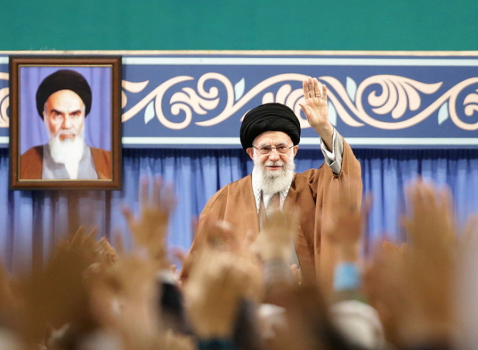 Ajatollah Ali Chamenei bei einem Treffen mit Mitgliedern der Basidsch-Einheiten, die an der Niederschlagung der Proteste beteiligt waren.