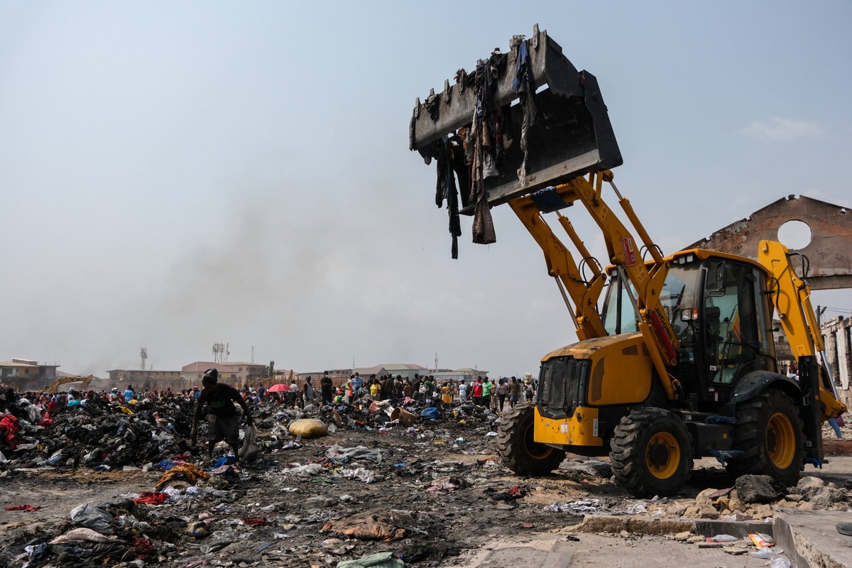 January 4, 2025, Accra, Accra, Ghana: Traders start rebuilding the Kantamanto Market, one of the largest second-hand clothing resale hubs in Ghana, following a fire outbreak on January 2, 2024. Accra  ...