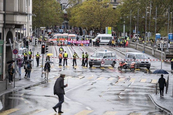 Menschen der Klimaorganisation &quot;Extinction Rebellion&quot; blockieren die Strasse in der Zuercher Innenstadt, aufgenommen am Dienstag, 5. Oktober 2021 in Zuerich. (KEYSTONE/Ennio Leanza)