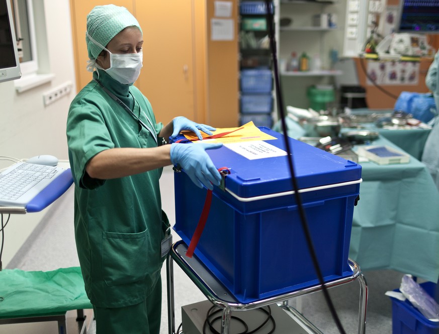 Eine Kühlbox mit Spenderherz kommt im Operationssaal des Kinderspitals Zuerich an.