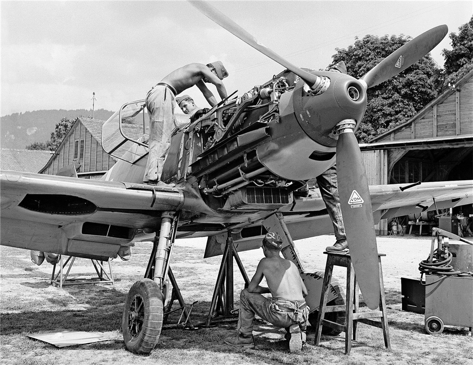Flugzeugmechaniker warten 1940 in Thun eine Messerschmitt BF 109-E der Schweizer Luftwaffe.&nbsp;