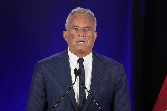 Independent presidential candidate Robert F. Kennedy Jr. announces he is suspending his presidential campaign at a news conference Friday, Aug 23, 2024, in Phoenix. (AP Photo/Darryl Webb)