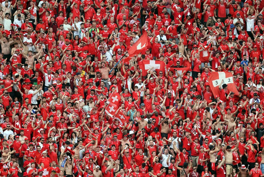 epa11445691 Swiss fans during the UEFA EURO 2024 Round of 16 soccer match between Switzerland and Italy, in Berlin, Germany, 29 June 2024. EPA/MOHAMED MESSARA