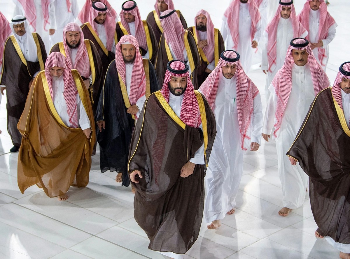 Mohammed bin Salman (au centre) avec d'autres membres de l'élite du pouvoir saoudien.