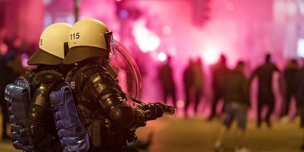 Mehrere hundert Linksautonome haben am Montagnachmittag in Zürich versucht, eine unbewilligte 1.Mai-Nachdemo zu starten. Die Polizei sperrte sofort alle Strassen, drängte die Demonstranten vom Helveti ...