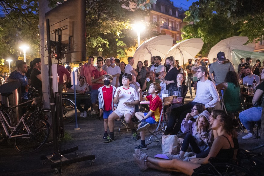 Restaurantgaeste verfolgen das Eroeffnungsspiel der Fussball-Europameisterschaft Italien gegen die Tuerkei am Samstag, 12. Juni 2021 in Zuerich. (KEYSTONE/Ennio Leanza).