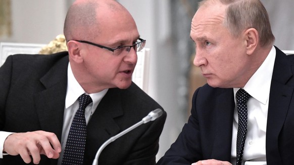 Putins rechte Hand: Sergej Kirijenko (l.) machte den Ermittlungen zufolge bei der &quot;Doppelgänger&quot;-Kampagne Vorgaben.