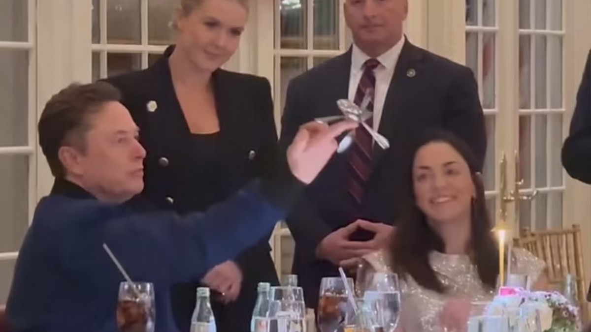 Lors d'un repas officiel, on a pu voir Elon Musk en pleine démonstration d'habilité avec des couverts.