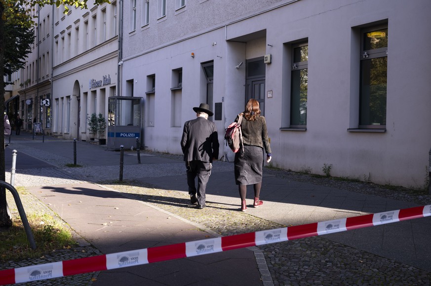People enter the building complex of the Kahal Adass Jisroel community, which houses a synagogue, a kindergarten and a community center, in the center of Berlin, Germany, Wednesday, Oct. 18, 2023. The ...