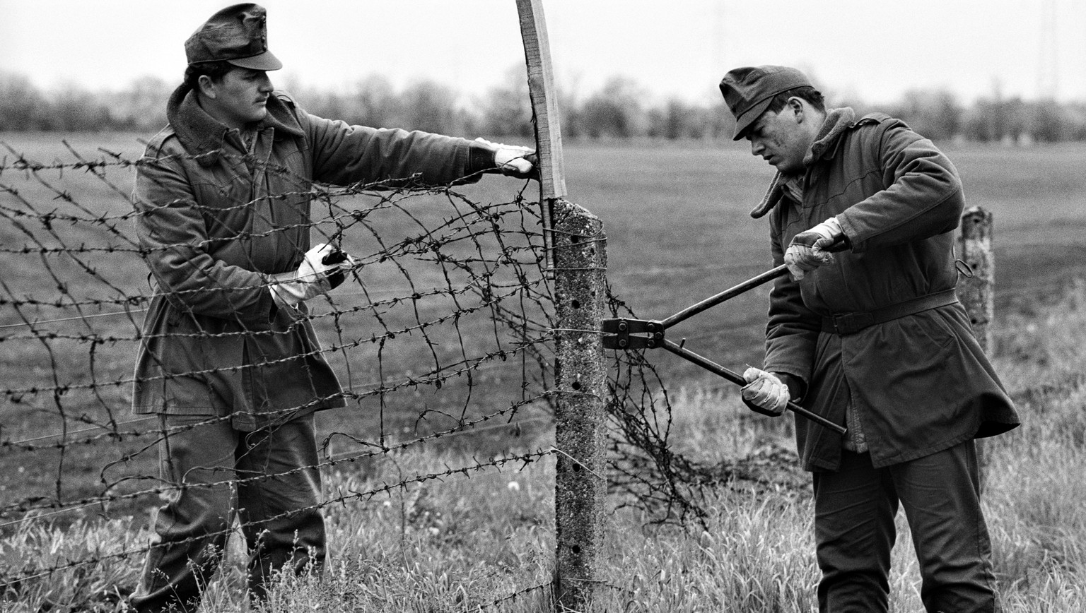 ARCHIVE --- VOR 25 JAHREN, AM 2. MAI 1989, BEGANN UNGARN, DEN EISERNEN ZAUN AN DER GRENZE ZU OESTERREICH ZU DEMONTIEREN. DER BEGINN DES FALLS DES EISERNEN VORHANGS, DER EUROPA IM KALTEN KRIEG TEILTE,  ...