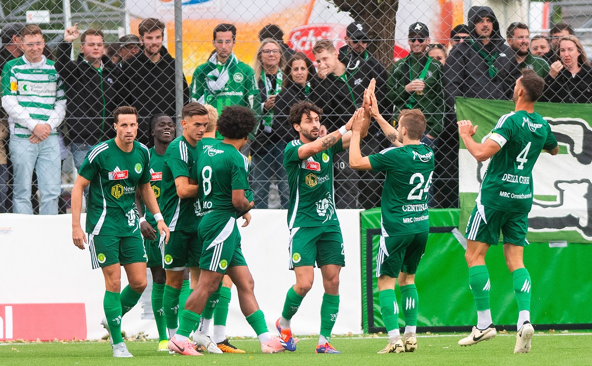 Die Spieler des FC Paradiso jubeln nach dem vorl