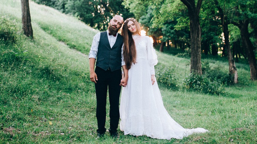 Pärchen an der Hochzeit im Wald.