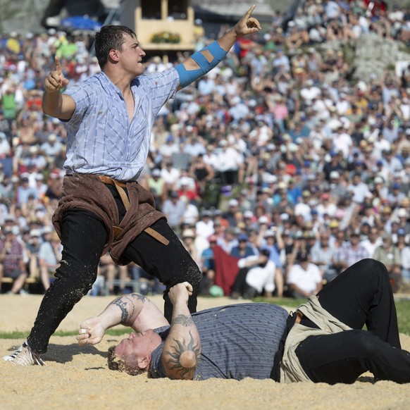 Der St. Galler Werner Schlegel gewinnt gegen den Aargauer Patrick Raebmatter im sechsten Gang beim traditionellen Schwaegalp Schwinget, am Sonntag, 20. August 2023, auf der Schwaegalp in Urnaesch. (KE ...