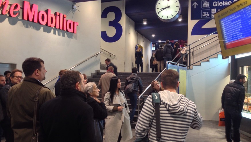 Pendler informieren sich am Bahnhof Zürich Hardbrücke über die Verspätungen.&nbsp;