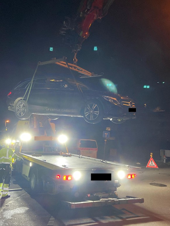 Ein Jugendlicher hat am 6. Januar 2022 in Pratteln BL mit einem gestohlenen Auto einen Selbstunfall verursacht. Er wurde dabei leicht verletzt.