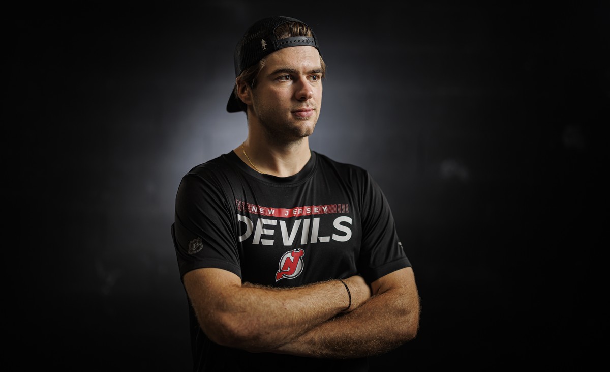 Nico Hischier, hockeyeur et capitaine des New Jersey Devils pose pour un portrait apres son entrainement lors d'une rencontre avec les medias ce vendredi 25 aout 2023 au Mont-sur-Lausanne. (KEYST ...