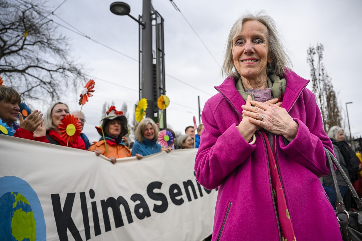 Rosmarie Wydler-Waelti, co-presidente des Ainees pour la protection du climat (KlimaSeniorinnen) reagit a la fin d'une audience publique devant la Grande Chambre de la Cour europeenne des droits  ...