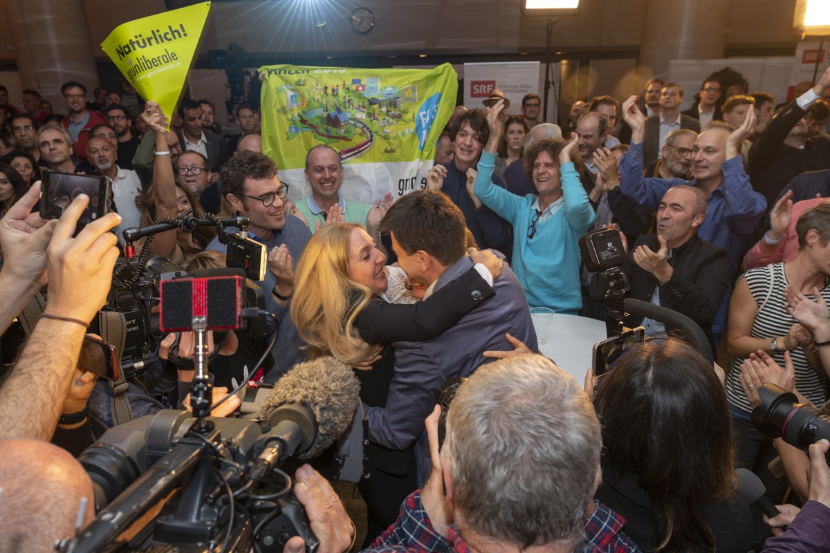 Die neu fuer den Nationalrat gewaehlte Katja Christ (GLP), Mitte, freut sich nach der Bekanntgabe des Endresultats fuer die Wahl in den Nationalrat im Wahlforum in Basel, am Sonntag, 20. Oktober 2019. ...